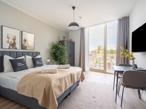Suite with Balcony | Espacio para trabajar con un portátil, wifi gratis, ropa de cama
