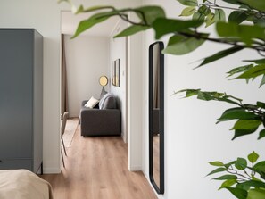 Suite with Sofa Bed & Balcony | Zona de estar | Una Smart TV