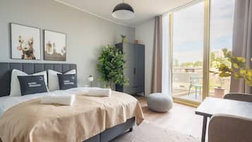 Suite with Balcony | Een laptopwerkplek, gratis wifi, beddengoed