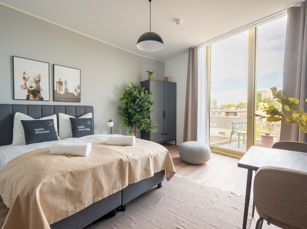 Suite with Balcony | Arbetsyta för laptop, gratis wi-fi och sängkläder