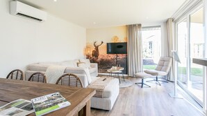 A modern living room with a sofa, chairs, a coffee table, and a TV. - Nice home in Voorthuizen with WiFi (Voorthuizen)