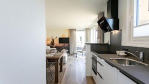 A modern kitchen with a built-in oven, a sink, and a window overlooking the garden. - Nice home in Voorthuizen with WiFi (Voorthuizen)