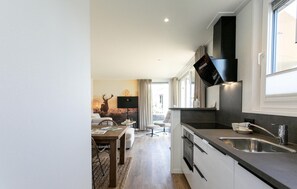 Réfrigérateur, micro-ondes, plaque de cuisson, lave-vaisselle