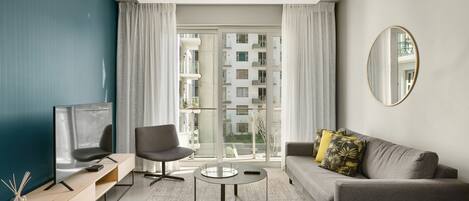 Business Apartment | Living area | 32-inch flat-screen TV with cable channels, TV, Netflix