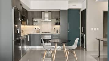 Business Apartment | Private kitchen | Fridge, microwave, oven, stovetop