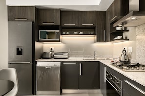 Business Apartment | Private kitchen | Fridge, microwave, oven, stovetop - The Tyrwhitt 307 (Johannesburg)