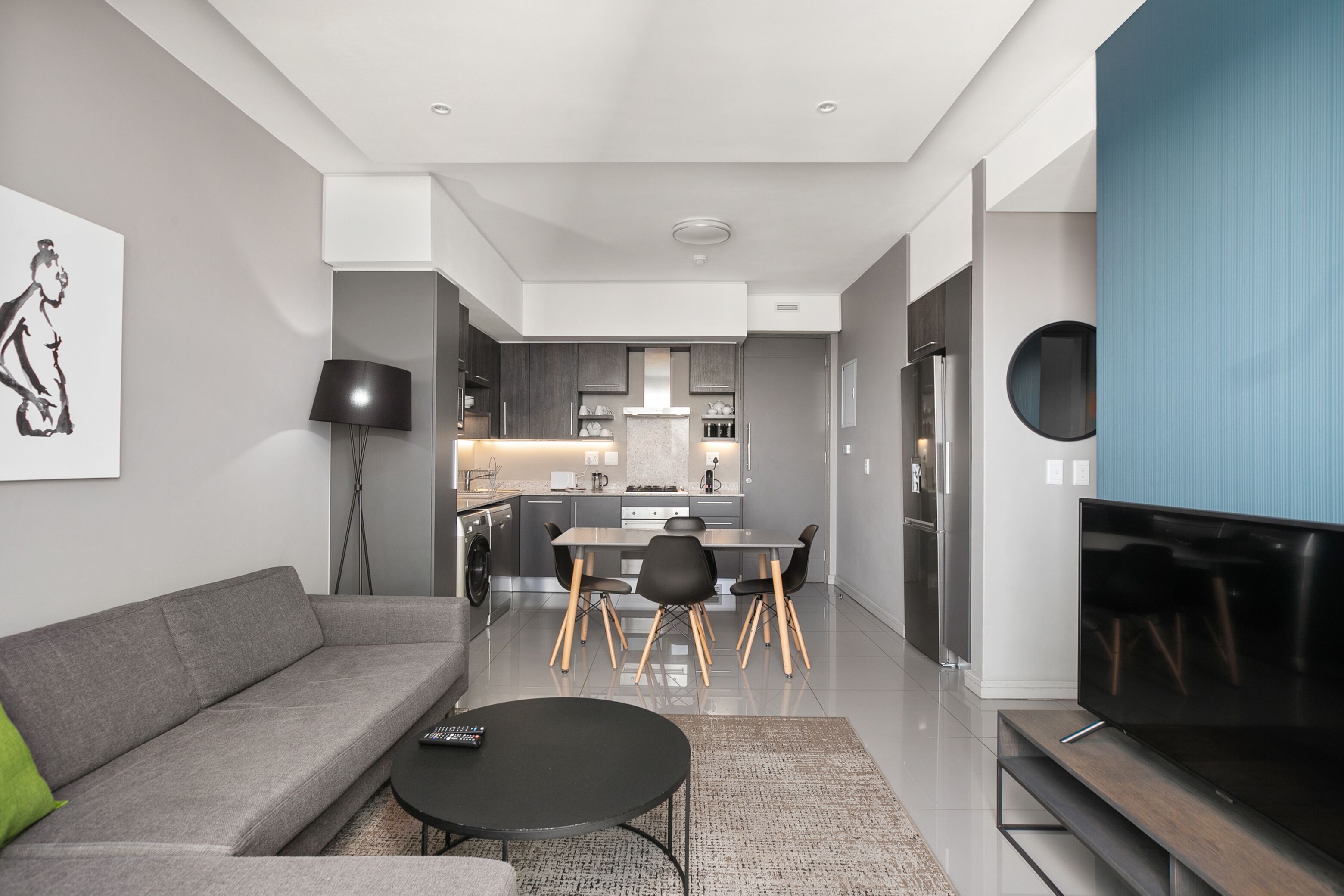 クラシック アパートメント | リビング エリア | 32 インチの薄型テレビ (ケーブル放送視聴可)、テレビ、Netflix