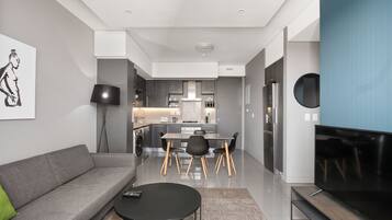 Apartemen Klasik | Area keluarga | Televisi layar datar 32-inci dengan saluran TV kabel, TV, dan Netflix