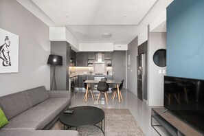 Departamento clásico | Área de sala de estar | Televisión de pantalla plana, Netflix y servicios de streaming