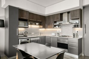 Classic-Apartment | Essbereich im Zimmer