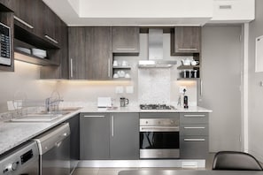 Departamento clásico | Cocina privada | Refrigerador, microondas, horno y parrilla de estufa