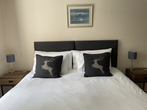 2 chambres, bureau, chambres insonorisées, fer et planche à repasser