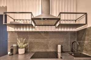 Kühlschrank, Ofen, Herdplatte, Wasserkocher mit Kaffee-/Teezubehör