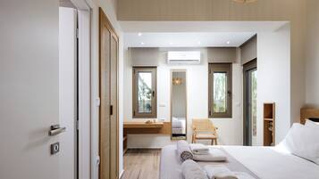 4 quartos, cofres nos quartos, escrivaninha