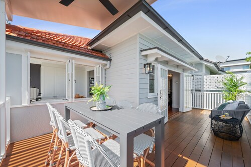 Stunning Modern 1920’s house 4 mins from Brisbane CBD with enchanting City views