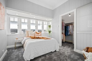 2 bedrooms, iron/ironing board, travel cot, free WiFi - Stunning Modern 1920’s house 4 mins from Brisbane CBD with enchanting City views (Greenslopes)