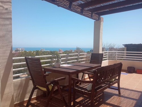 Villa avec piscine et vue mer à 15min à pied de la mer