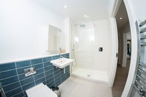 Apartment | Badezimmer | Duschwanne, Komfortbadewanne