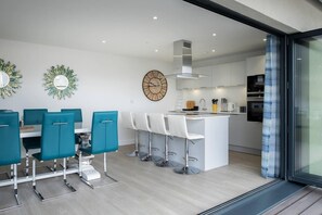 Apartment | Dining - 4br-8guests-balcony-beachview-pool-pets (Woolacombe)