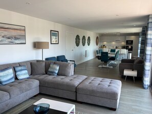 Apartment | Living area - 4br-8guests-balcony-beachview-pool-pets (Woolacombe)