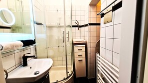 Luxury-Apartment | Badezimmer | Dusche, Haartrockner, Handtücher, Seife
