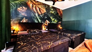 Appartement luxueux | Aire de séjour | Téléviseur connecté de 55 po avec télévision par câble, téléviseur