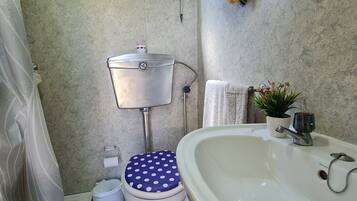 Douche, sĂšche-cheveux, serviettes fournies, savon