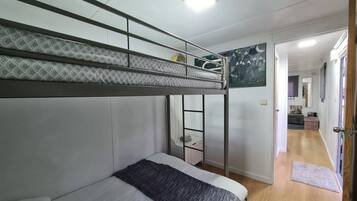 1 bedroom, desk, free WiFi, bed sheets