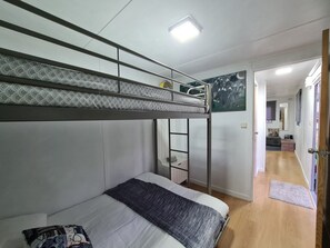 1 bedroom, desk, free WiFi, bed sheets