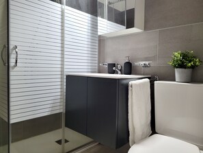 Dusche, Haartrockner, Handtücher, Seife