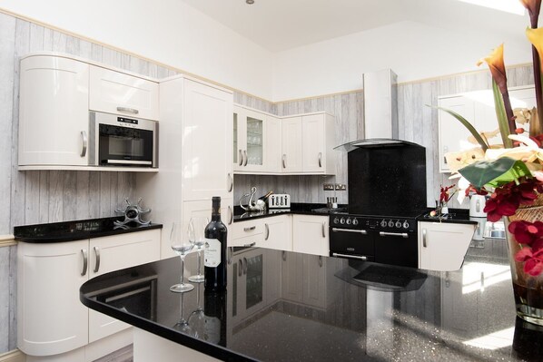 Fridge, microwave, oven, stovetop - Dryburgh Farmhouse - pet-friendly property set in the countryside, sleeps 10 (St. Boswells)