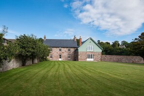 Exterior - Dryburgh Farmhouse - pet-friendly property set in the countryside, sleeps 10 (St. Boswells)