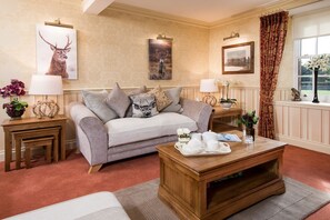 Smart TV - Dryburgh Farmhouse - pet-friendly property set in the countryside, sleeps 10 (St. Boswells)