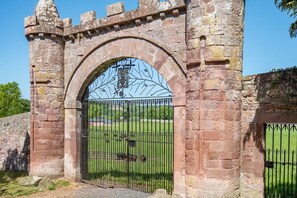 Property grounds - Dryburgh Farmhouse - pet-friendly property set in the countryside, sleeps 10 (St. Boswells)