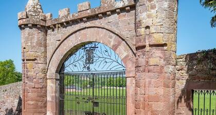 Dryburgh Farmhouse - pet-friendly property set in the countryside, sleeps 10