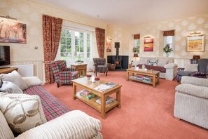 Smart TV - Dryburgh Farmhouse - pet-friendly property set in the countryside, sleeps 10 (St. Boswells)