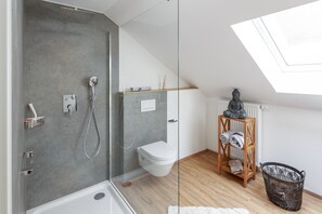 Dusche, Haartrockner, Handtücher, Seife