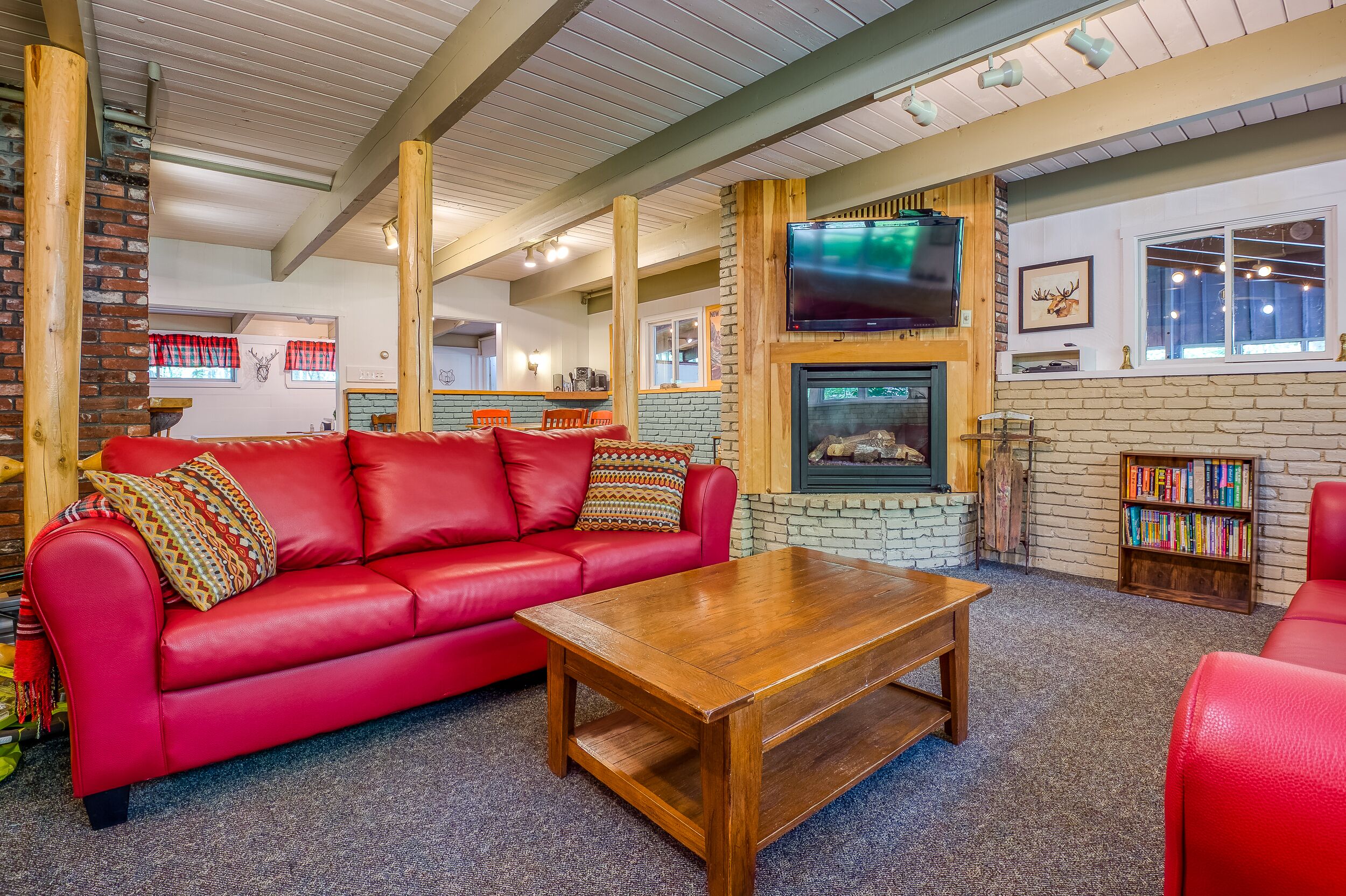 TV connectée, cheminée, lecteur de DVD, baby-foot