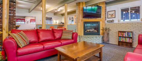 TV connectée, cheminée, lecteur de DVD, baby-foot