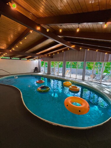 Expansive lodge| 9 Br | Indoor Pool | Sauna | Game Room | 3 Bath