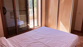 5 slaapkamers, een strijkplank/strijkijzer, wifi