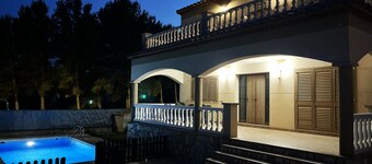 Pleasant villa with pool (A)