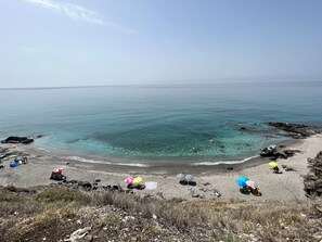 Nær stranden og solsenger