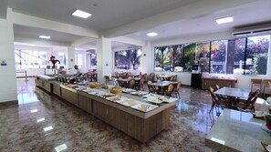 Café da manhã com buffet todos os dias mediante uma taxa