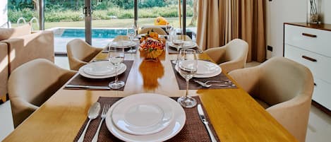 대용량 냉장고, 식기 세척기, 유아용 의자, 조리 도구/접시/주방 기구