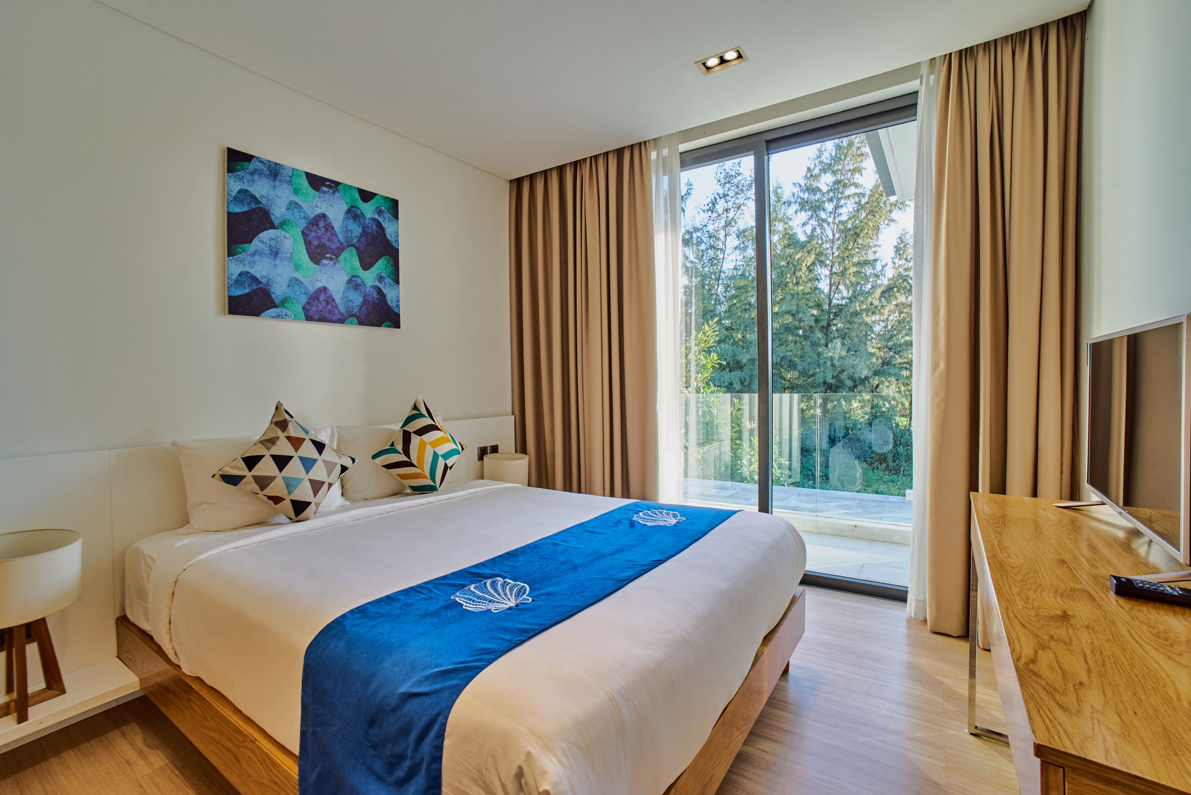 3 bedrooms, in-room safe, desk, blackout curtains