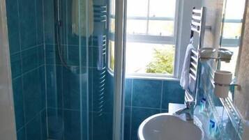 Standard Double Room | Bathroom | Combined shower/bathtub, towels