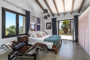 4 habitaciones, escritorio y tabla de planchar con plancha 