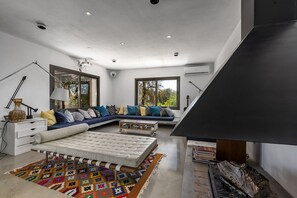 Älytelevisio, DVD-soitin, kirjoja