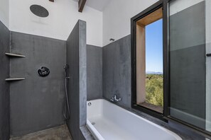 Tina con regadera, toallas, jabón, papel de baño 